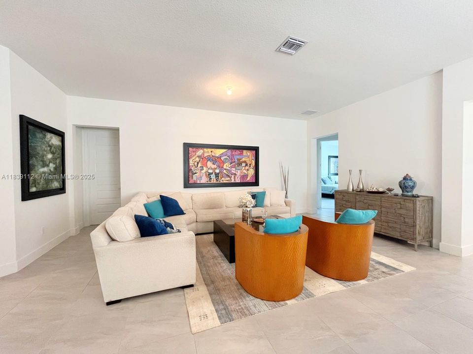 出租: $6,200 (4 贝兹, 3 浴室, 2378 平方英尺)