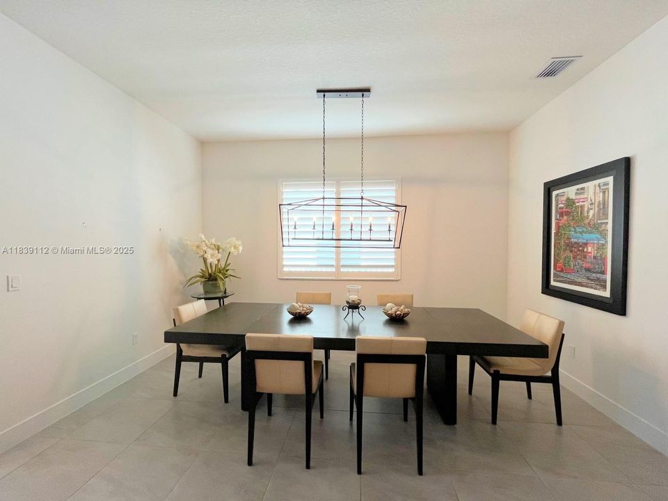 出租: $6,200 (4 贝兹, 3 浴室, 2378 平方英尺)