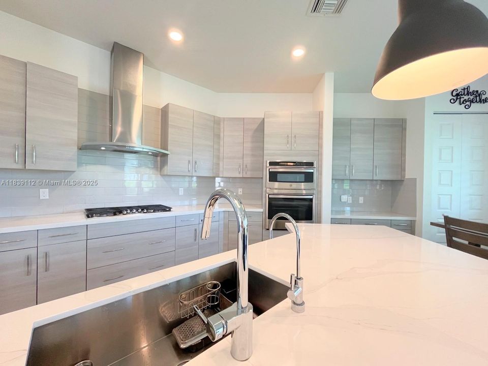 出租: $6,200 (4 贝兹, 3 浴室, 2378 平方英尺)