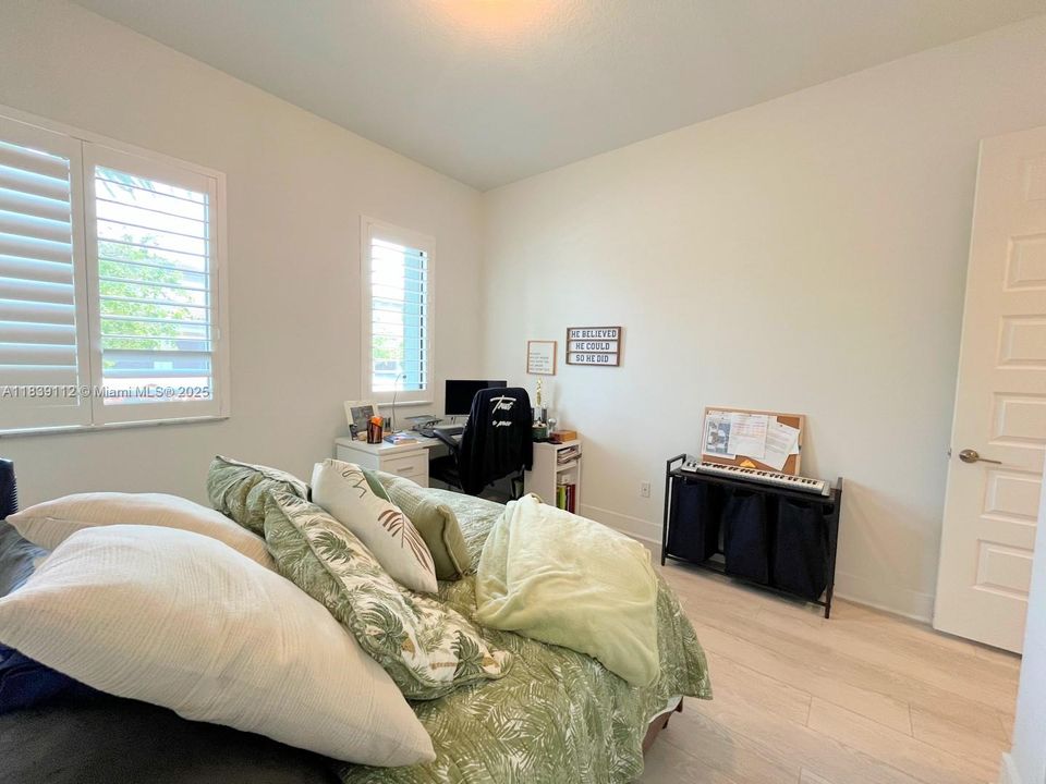 出租: $6,200 (4 贝兹, 3 浴室, 2378 平方英尺)