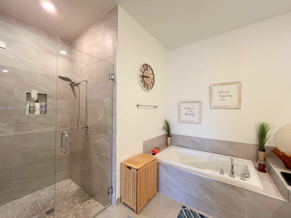 出租: $6,200 (4 贝兹, 3 浴室, 2378 平方英尺)