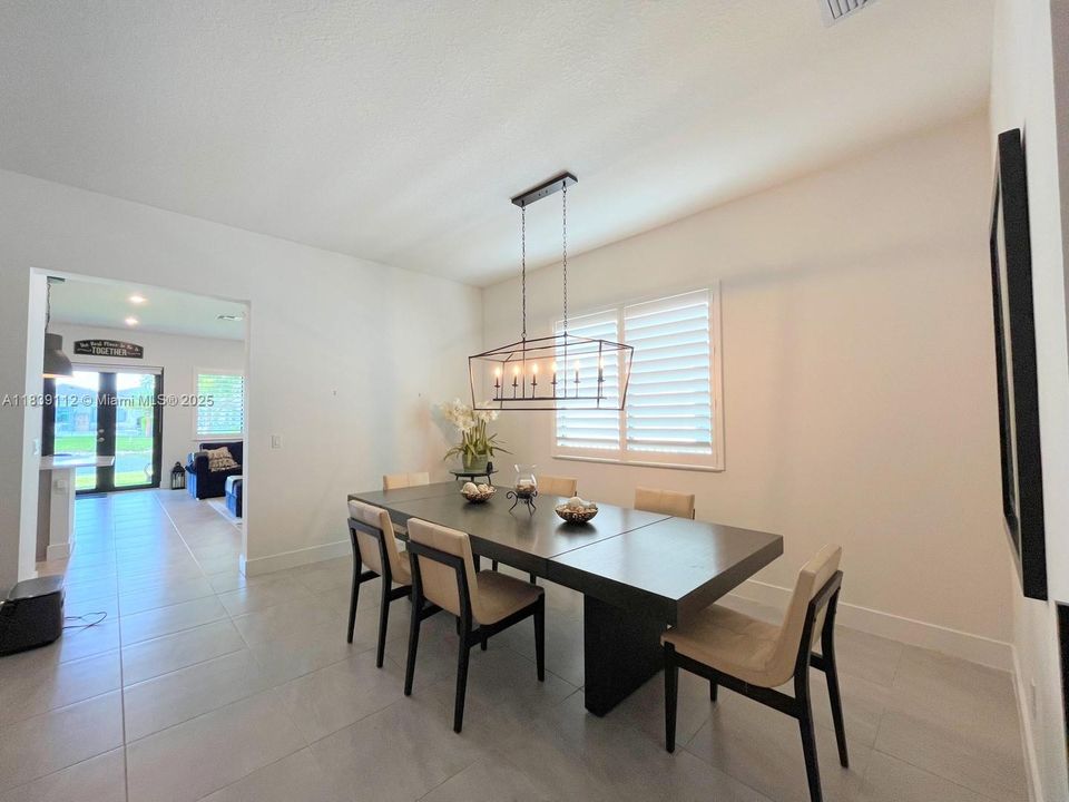 出租: $6,200 (4 贝兹, 3 浴室, 2378 平方英尺)