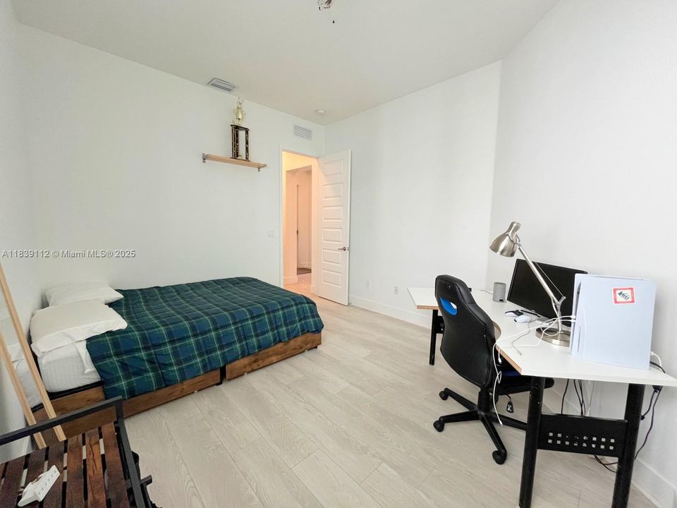 出租: $6,200 (4 贝兹, 3 浴室, 2378 平方英尺)