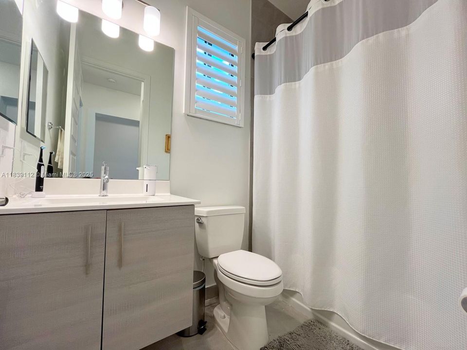 出租: $6,200 (4 贝兹, 3 浴室, 2378 平方英尺)