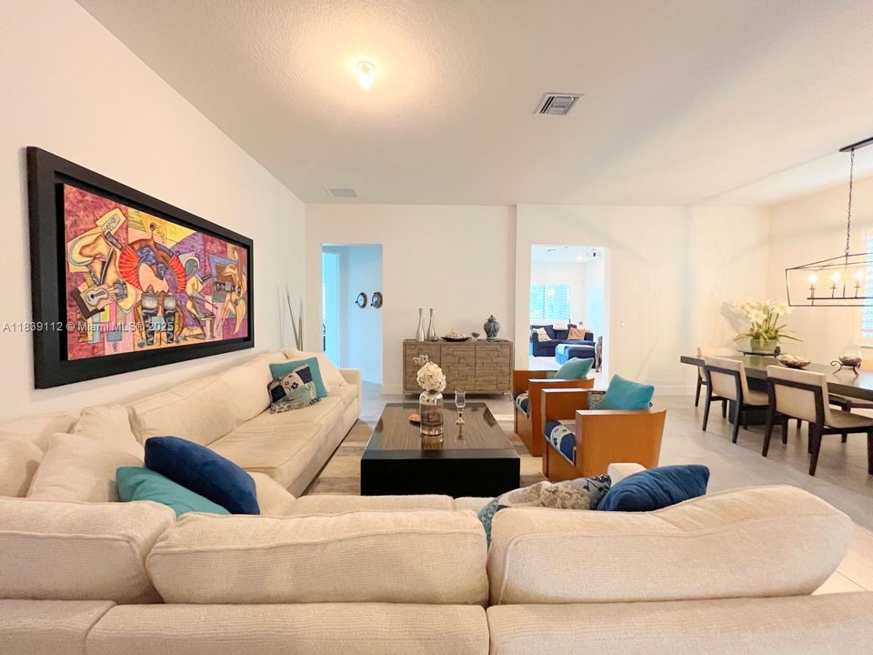 出租: $6,200 (4 贝兹, 3 浴室, 2378 平方英尺)