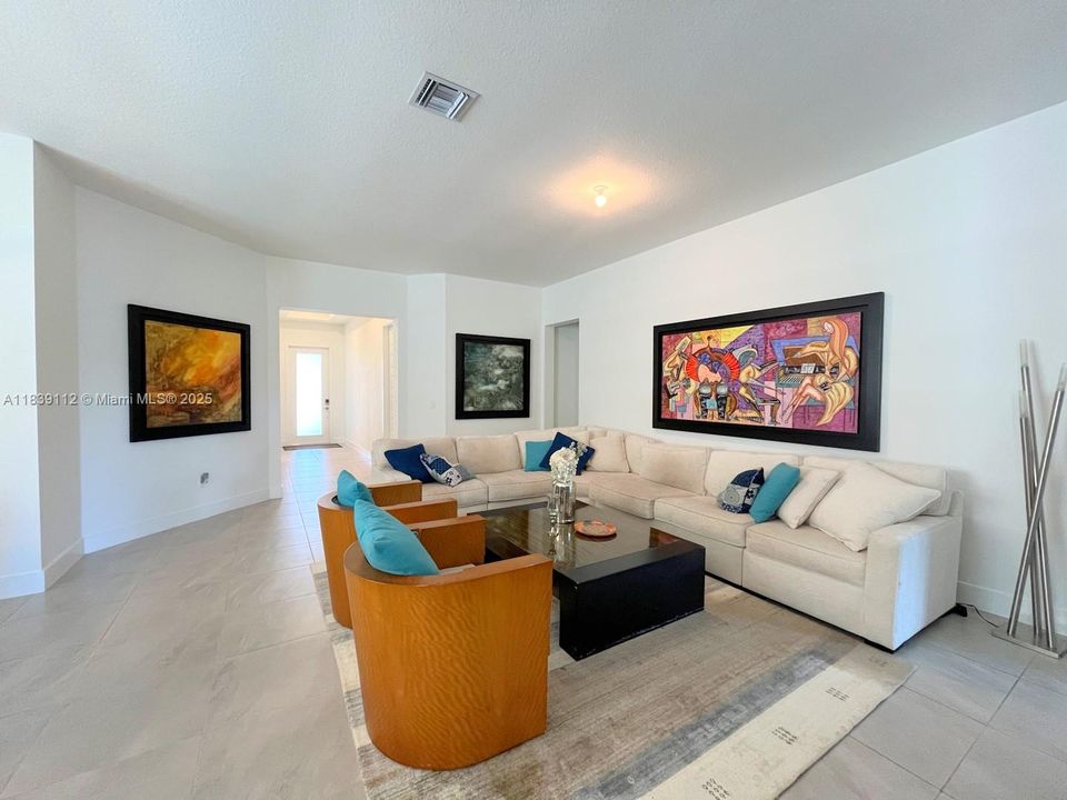 出租: $6,200 (4 贝兹, 3 浴室, 2378 平方英尺)