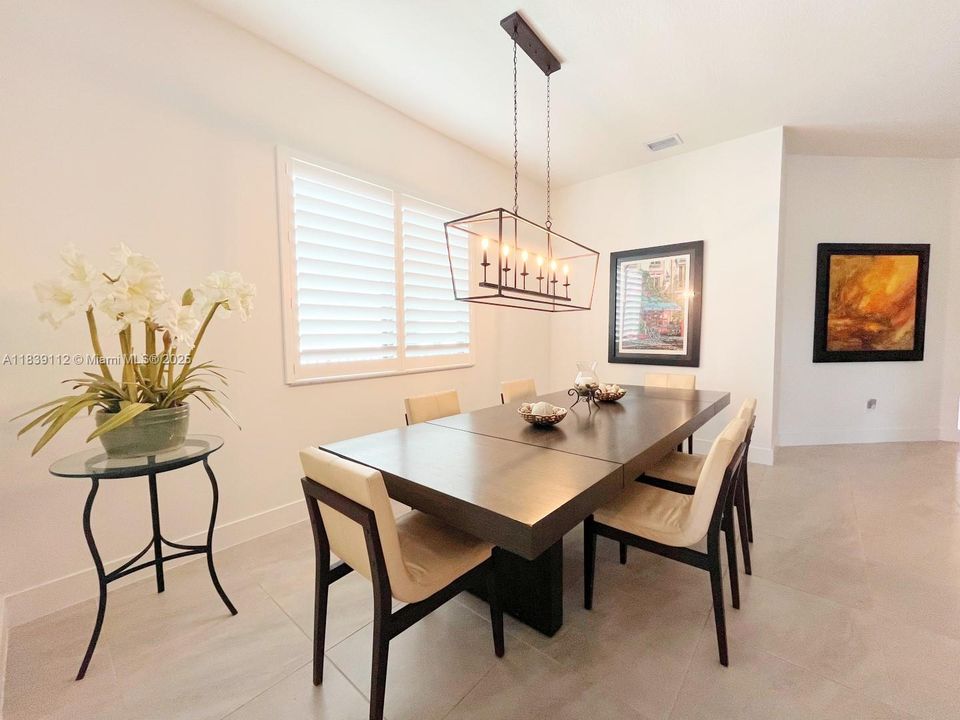 出租: $6,200 (4 贝兹, 3 浴室, 2378 平方英尺)