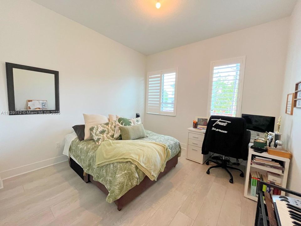 出租: $6,200 (4 贝兹, 3 浴室, 2378 平方英尺)