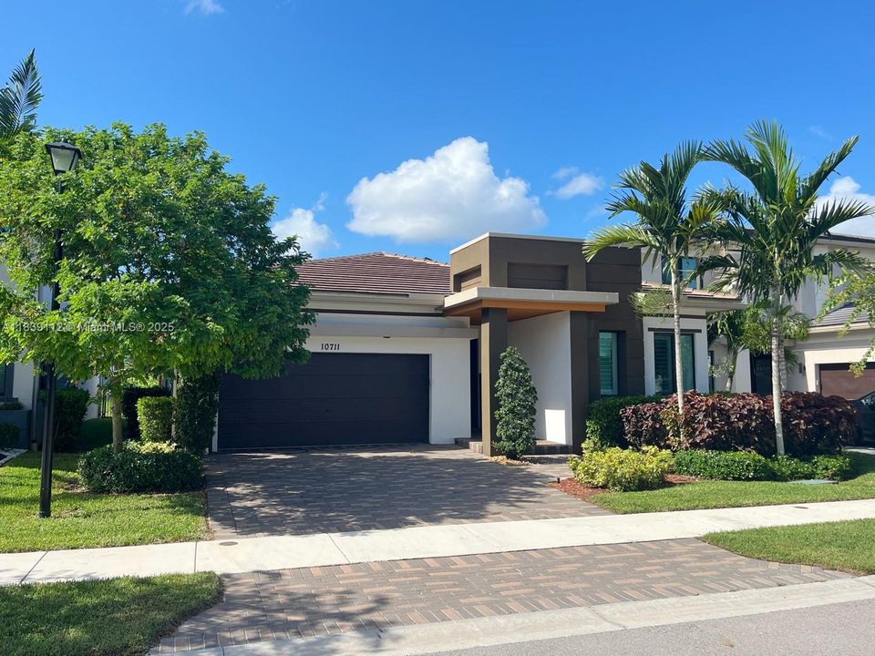 出租: $6,200 (4 贝兹, 3 浴室, 2378 平方英尺)