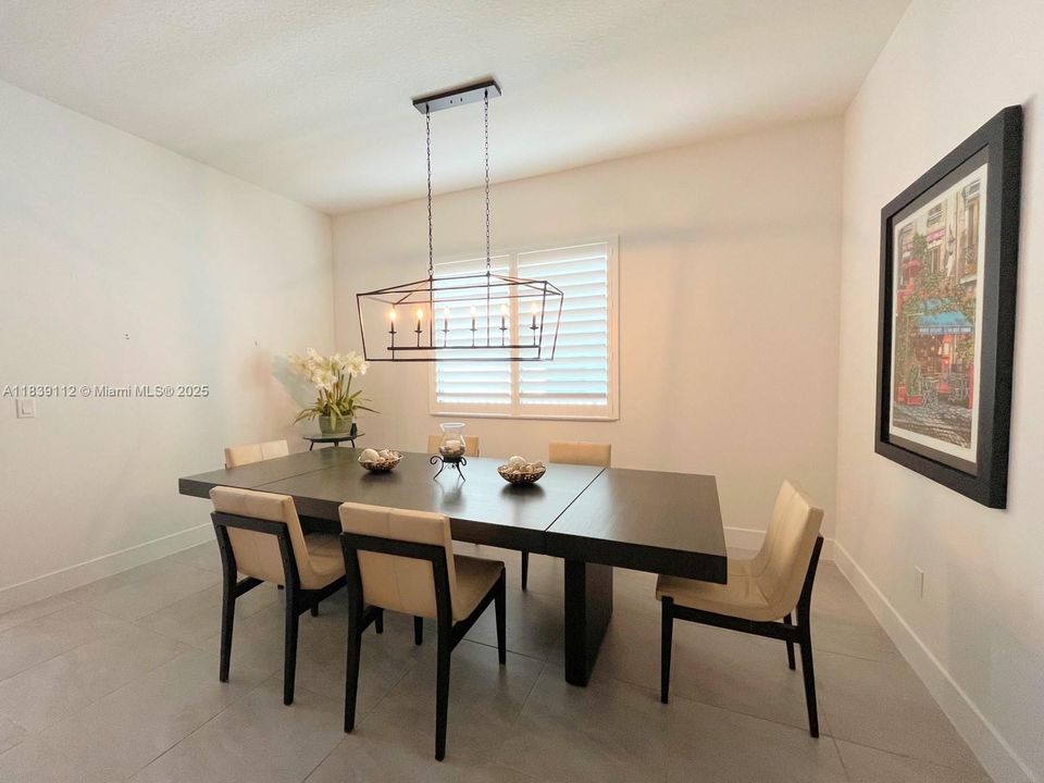 出租: $6,200 (4 贝兹, 3 浴室, 2378 平方英尺)