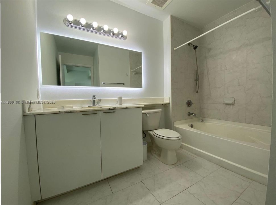 For Sale: $349,000 (1 beds, 1 baths, 685 Square Feet)