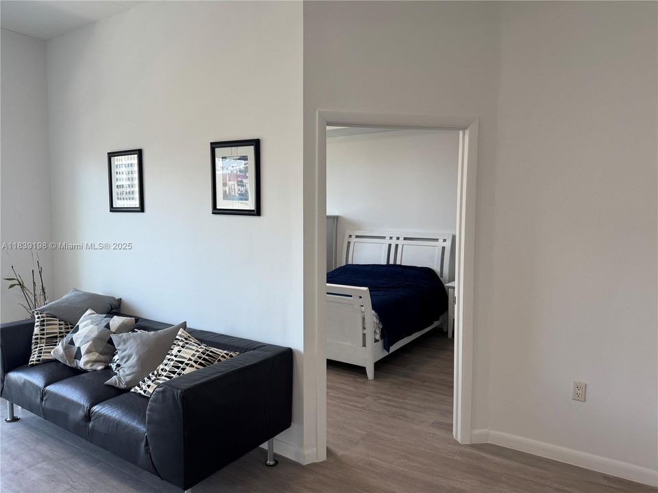 For Sale: $349,000 (1 beds, 1 baths, 685 Square Feet)