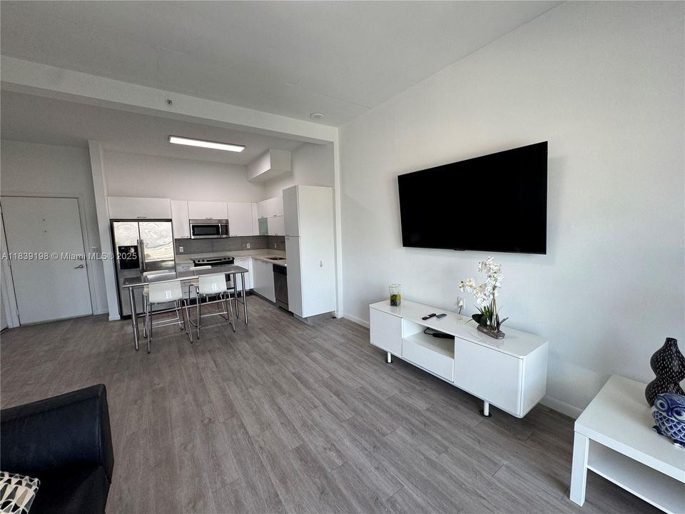 For Sale: $349,000 (1 beds, 1 baths, 685 Square Feet)