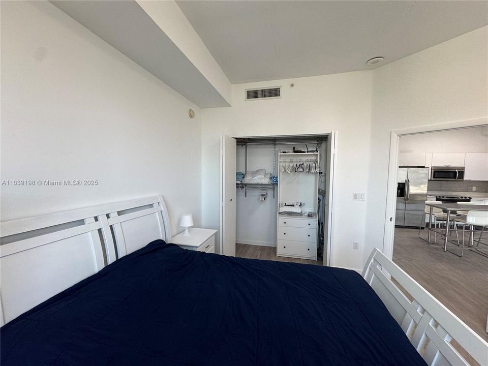 For Sale: $349,000 (1 beds, 1 baths, 685 Square Feet)