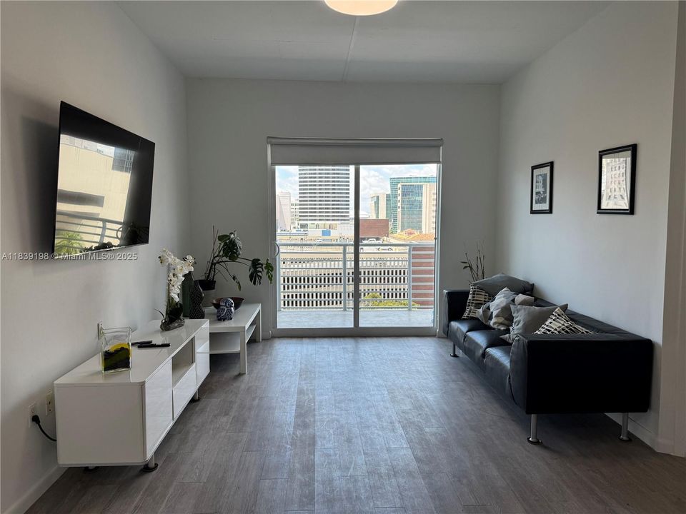 For Sale: $349,000 (1 beds, 1 baths, 685 Square Feet)