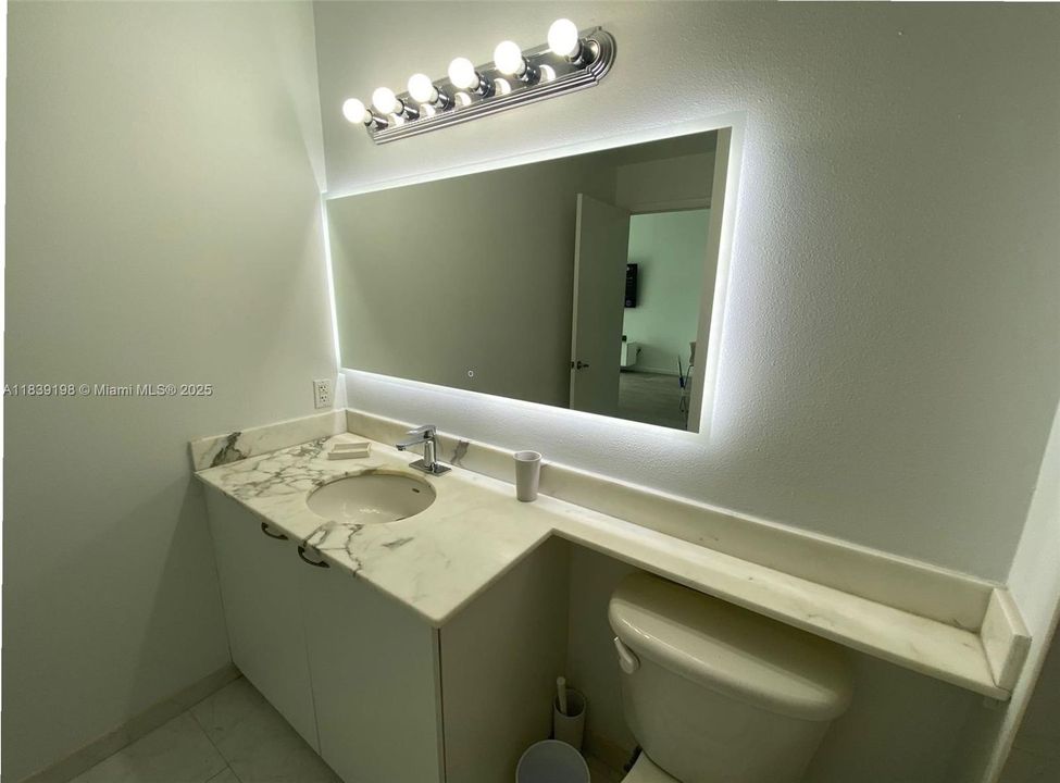 For Sale: $349,000 (1 beds, 1 baths, 685 Square Feet)