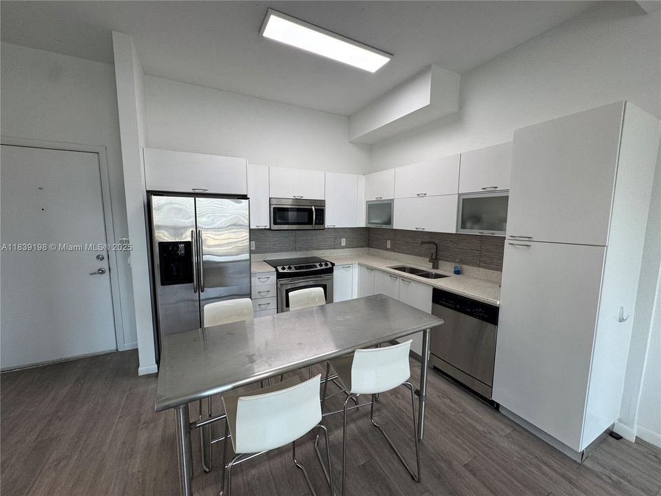 For Sale: $349,000 (1 beds, 1 baths, 685 Square Feet)