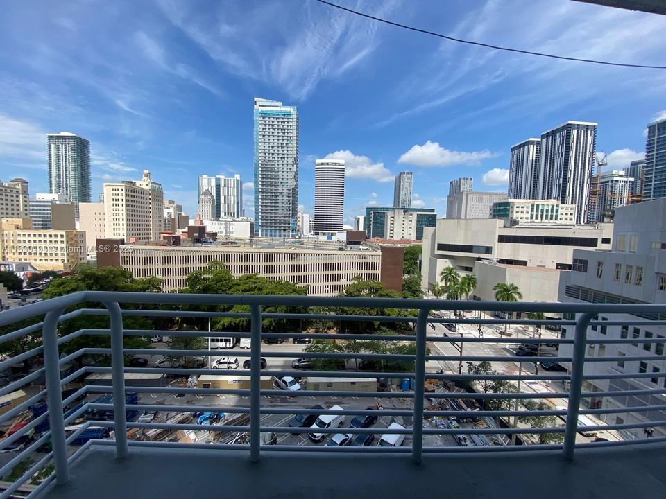 For Sale: $349,000 (1 beds, 1 baths, 685 Square Feet)