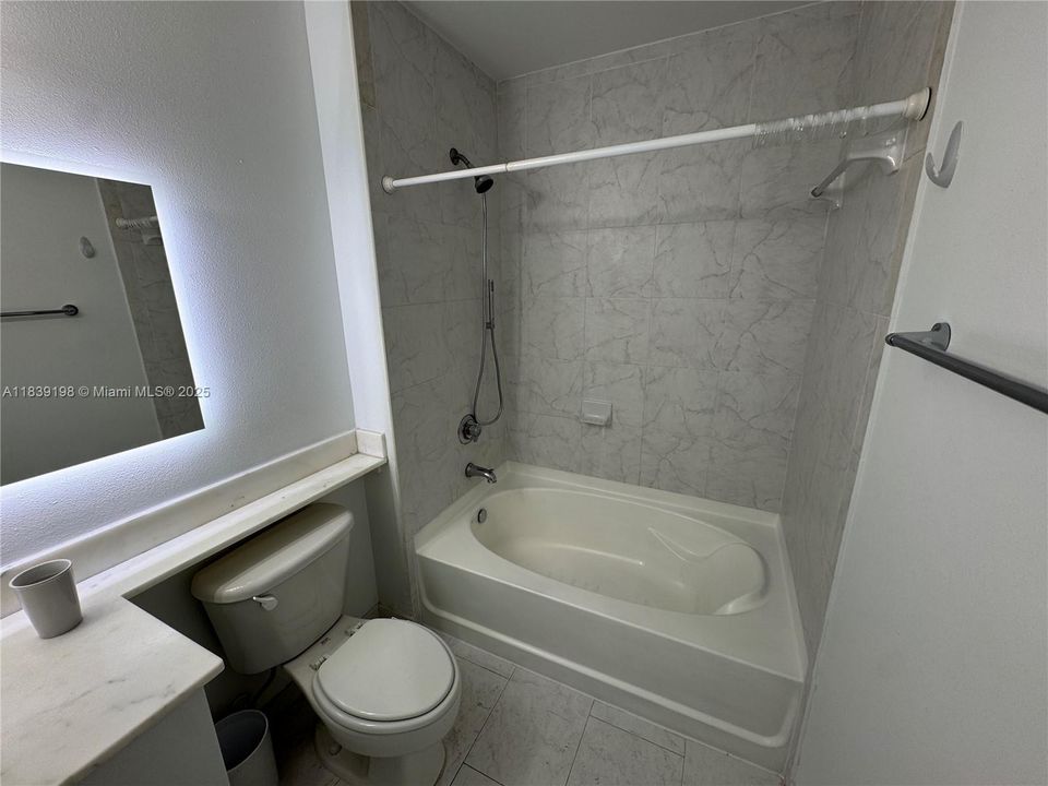 For Sale: $349,000 (1 beds, 1 baths, 685 Square Feet)