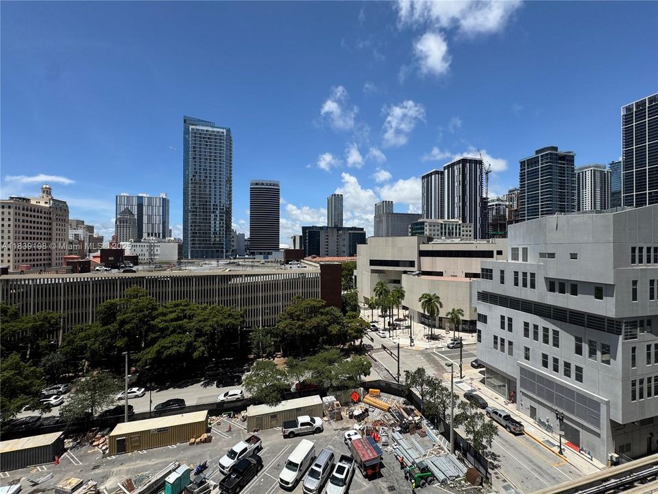 For Sale: $349,000 (1 beds, 1 baths, 685 Square Feet)