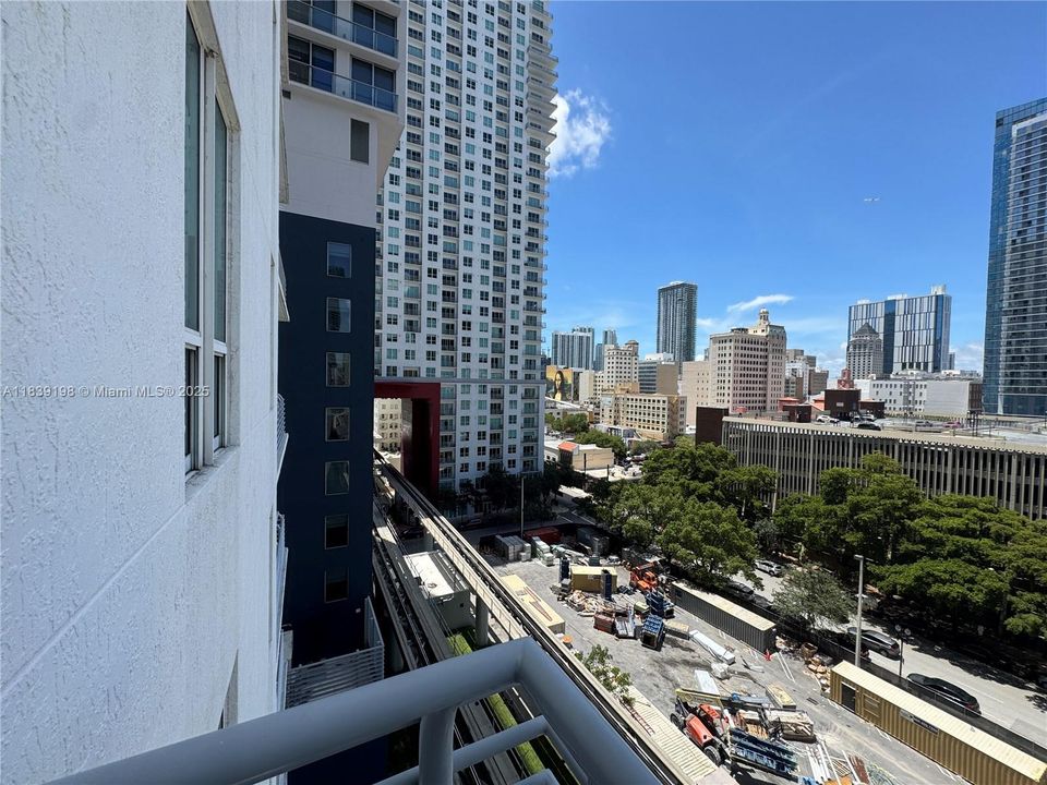 For Sale: $349,000 (1 beds, 1 baths, 685 Square Feet)