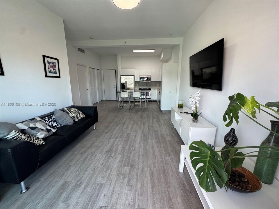 For Sale: $349,000 (1 beds, 1 baths, 685 Square Feet)