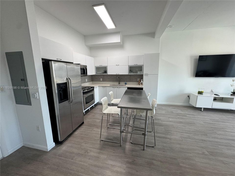 For Sale: $349,000 (1 beds, 1 baths, 685 Square Feet)