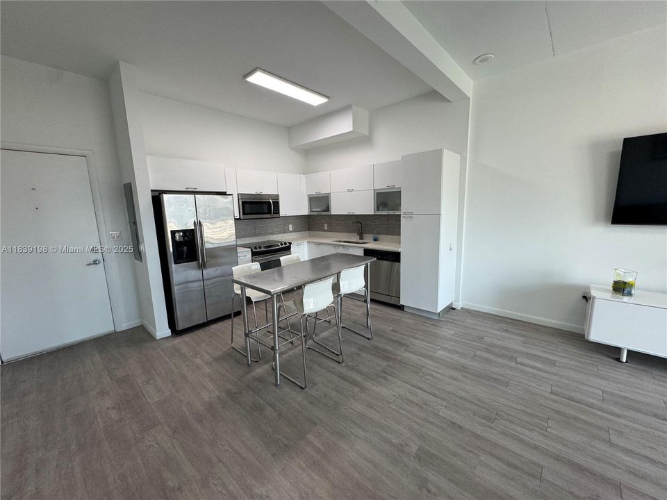 For Sale: $349,000 (1 beds, 1 baths, 685 Square Feet)