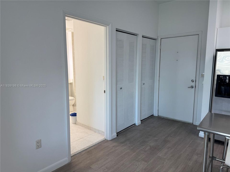 For Sale: $349,000 (1 beds, 1 baths, 685 Square Feet)