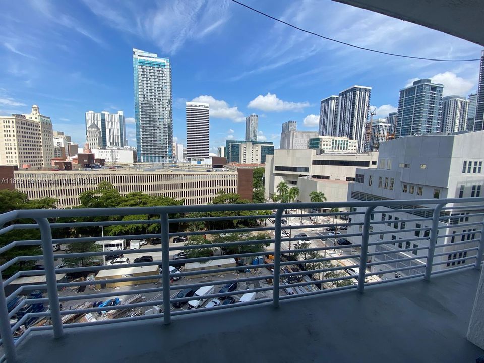 For Sale: $349,000 (1 beds, 1 baths, 685 Square Feet)