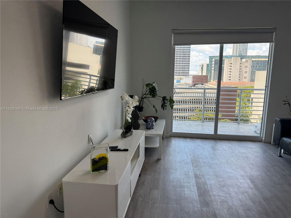 For Sale: $349,000 (1 beds, 1 baths, 685 Square Feet)