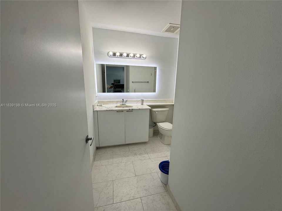 For Sale: $349,000 (1 beds, 1 baths, 685 Square Feet)