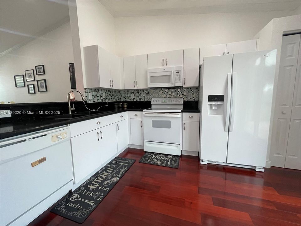 Activo con contrato: $490,000 (3 camas, 2 baños, 1178 Pies cuadrados)