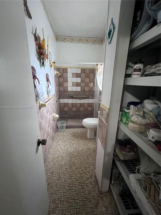 Active With Contract: $450,000 (2 beds, 3 baths, 4060 Square Feet)