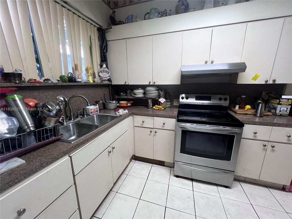 Active With Contract: $450,000 (2 beds, 3 baths, 4060 Square Feet)