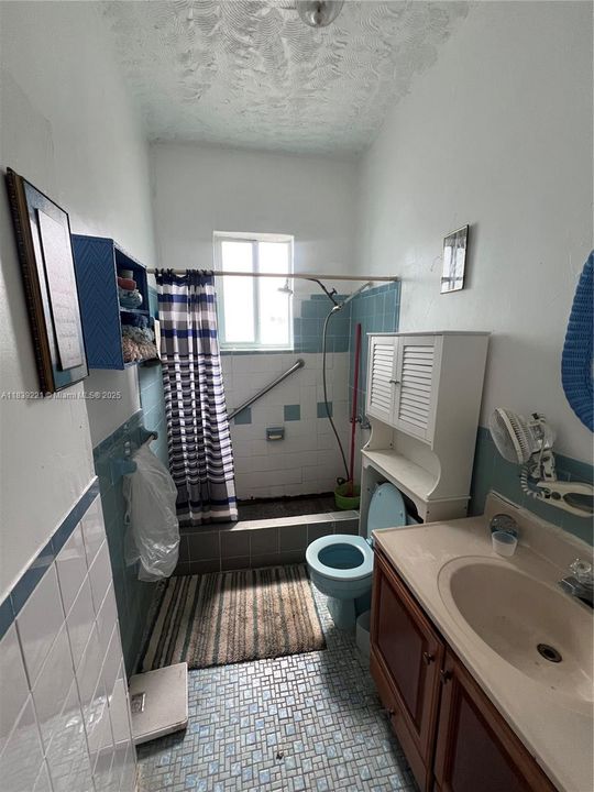 Active With Contract: $450,000 (2 beds, 3 baths, 4060 Square Feet)