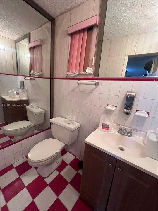 Active With Contract: $450,000 (2 beds, 3 baths, 4060 Square Feet)