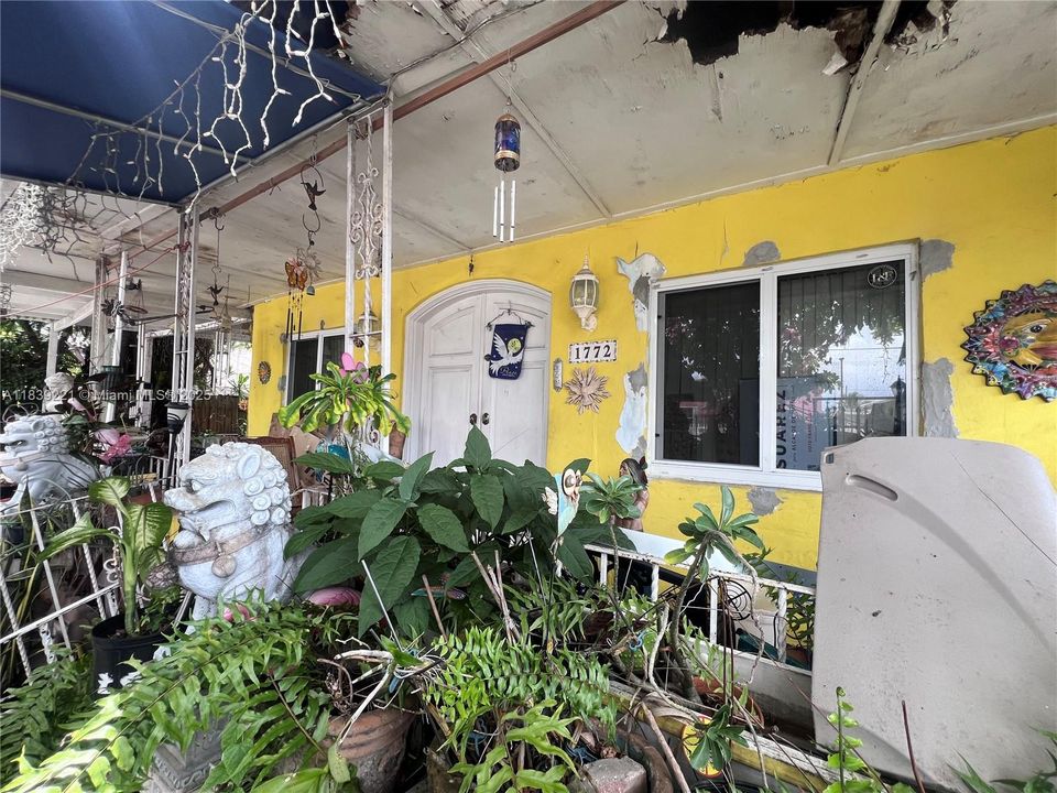 Active With Contract: $450,000 (2 beds, 3 baths, 4060 Square Feet)