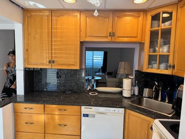 Vendido Recientemente: $100,000 (2 camas, 2 baños, 930 Pies cuadrados)