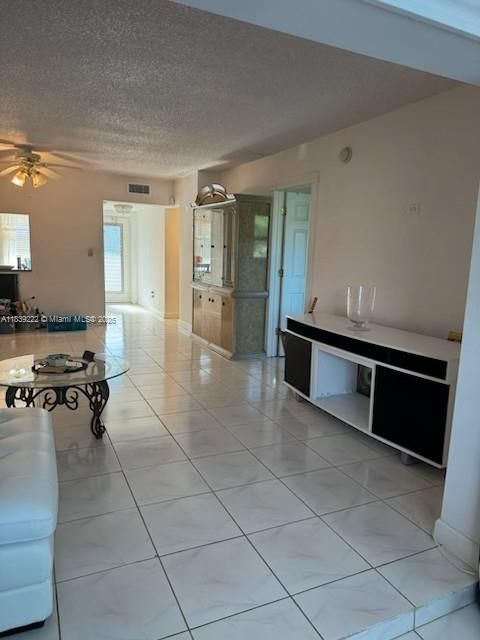 Vendido Recientemente: $100,000 (2 camas, 2 baños, 930 Pies cuadrados)