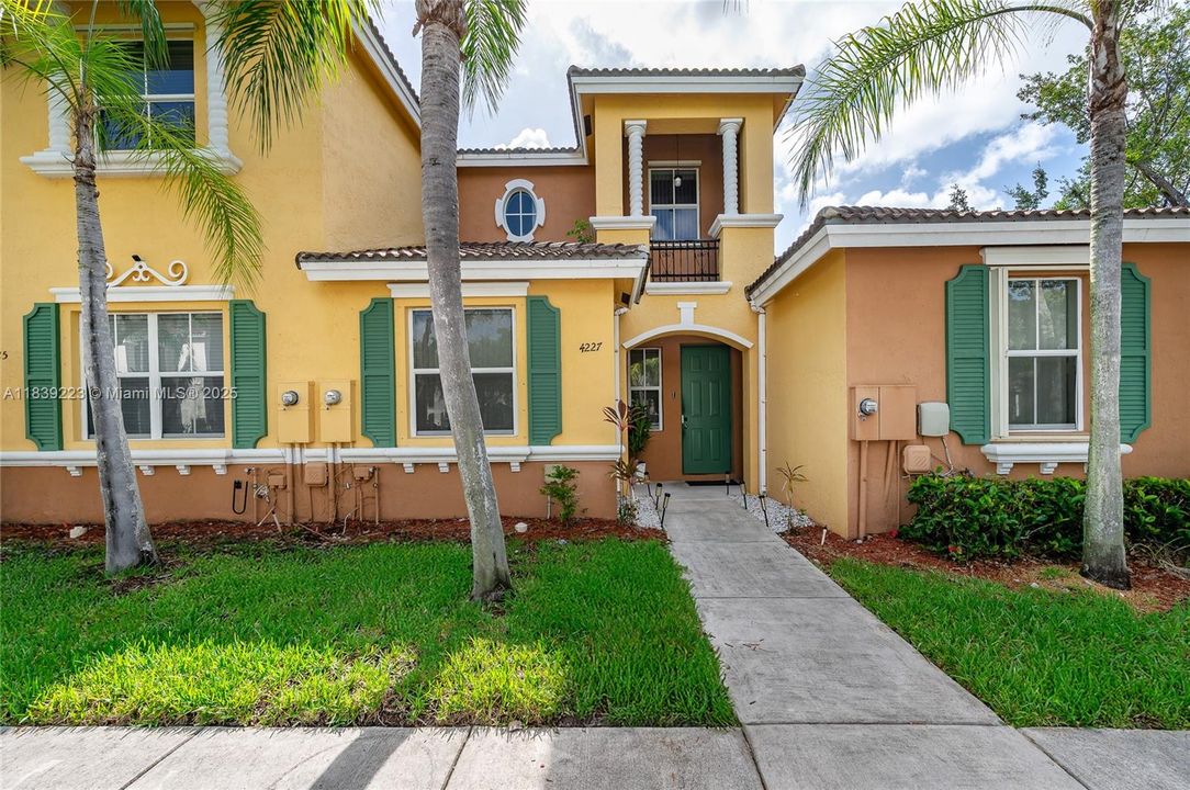 Недавно продано: $349,000 (3 спален, 3 ванн, 1428 Квадратных фут)