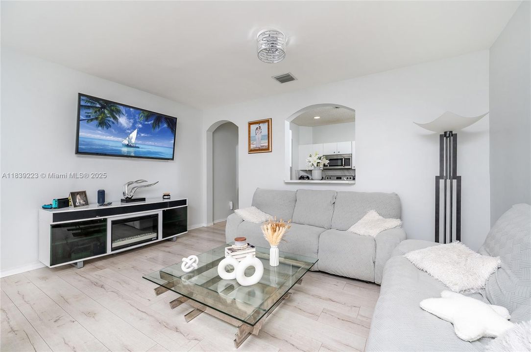 Недавно продано: $349,000 (3 спален, 3 ванн, 1428 Квадратных фут)