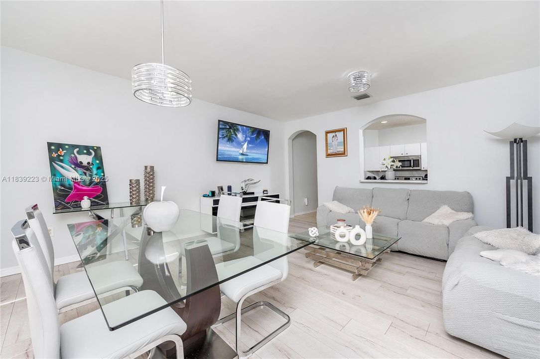 Недавно продано: $349,000 (3 спален, 3 ванн, 1428 Квадратных фут)