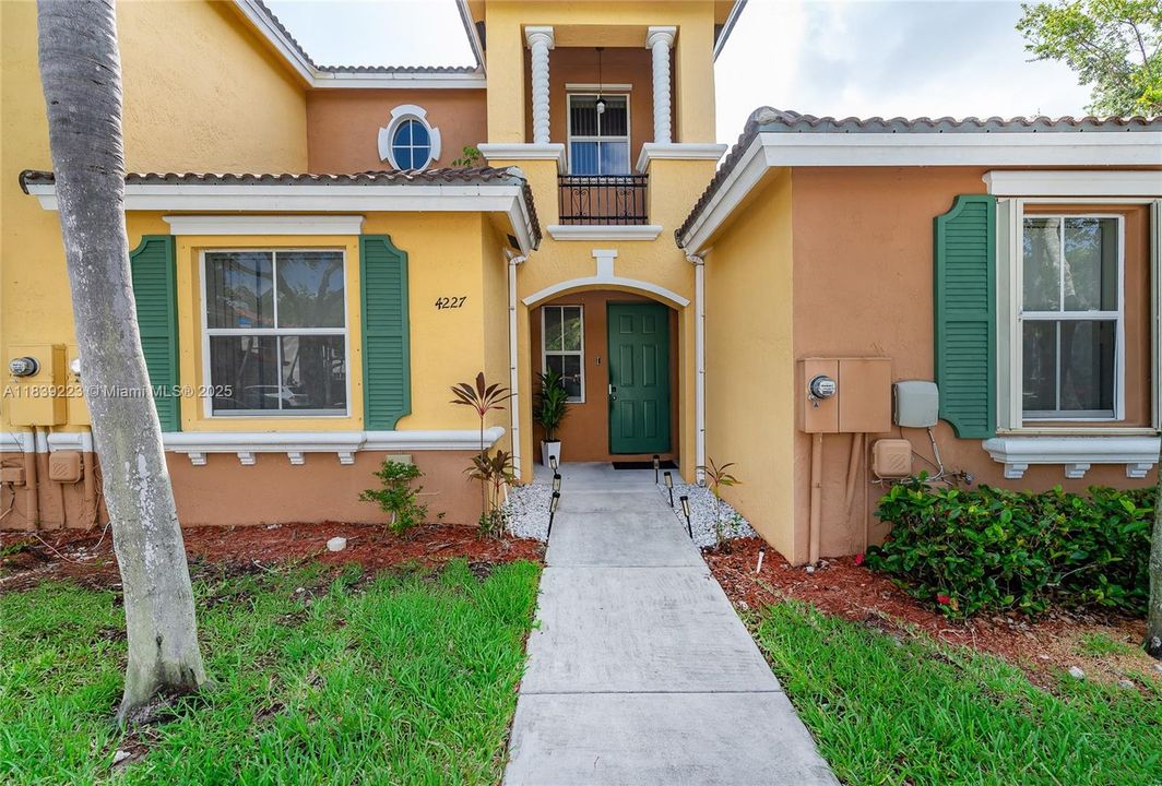 Недавно продано: $349,000 (3 спален, 3 ванн, 1428 Квадратных фут)