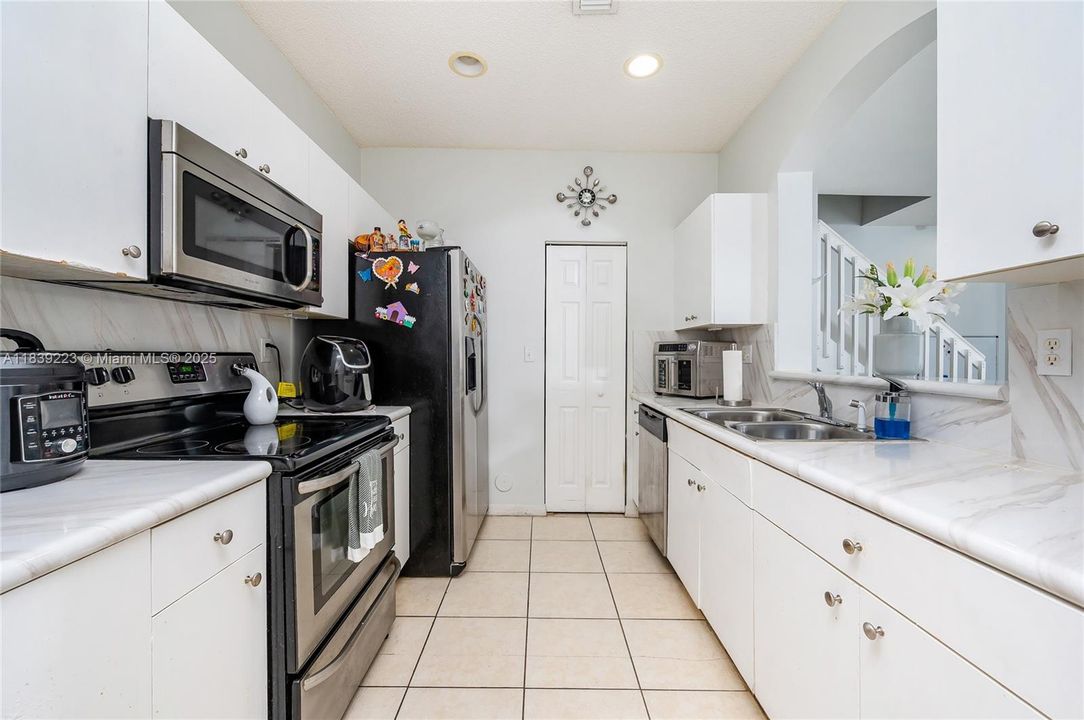 Недавно продано: $349,000 (3 спален, 3 ванн, 1428 Квадратных фут)