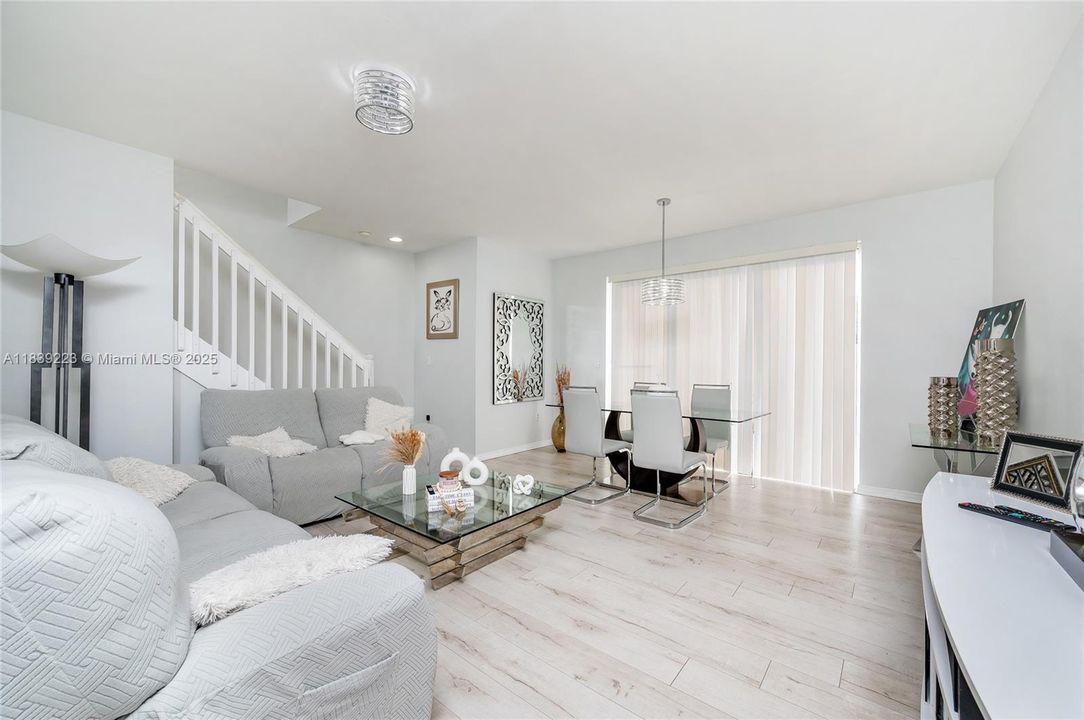 Недавно продано: $349,000 (3 спален, 3 ванн, 1428 Квадратных фут)