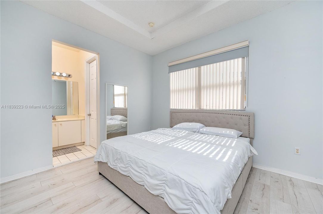 Недавно продано: $349,000 (3 спален, 3 ванн, 1428 Квадратных фут)