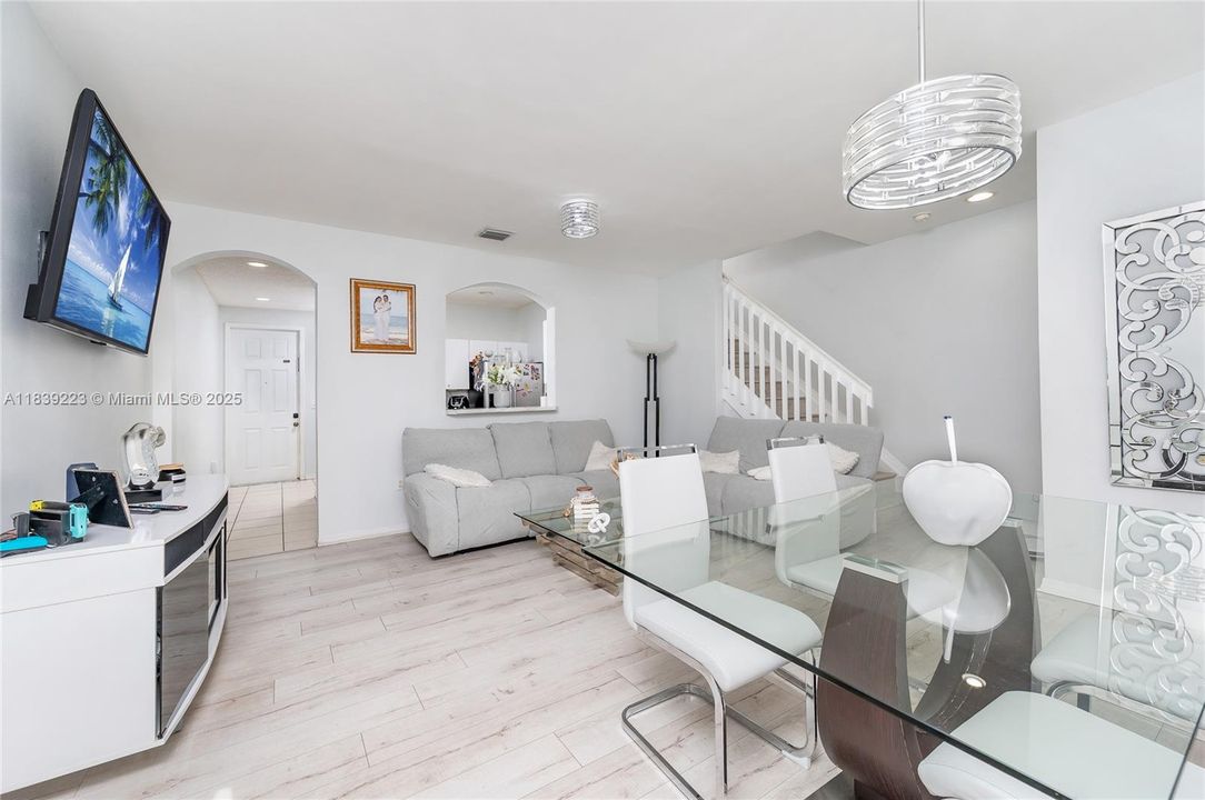 Недавно продано: $349,000 (3 спален, 3 ванн, 1428 Квадратных фут)