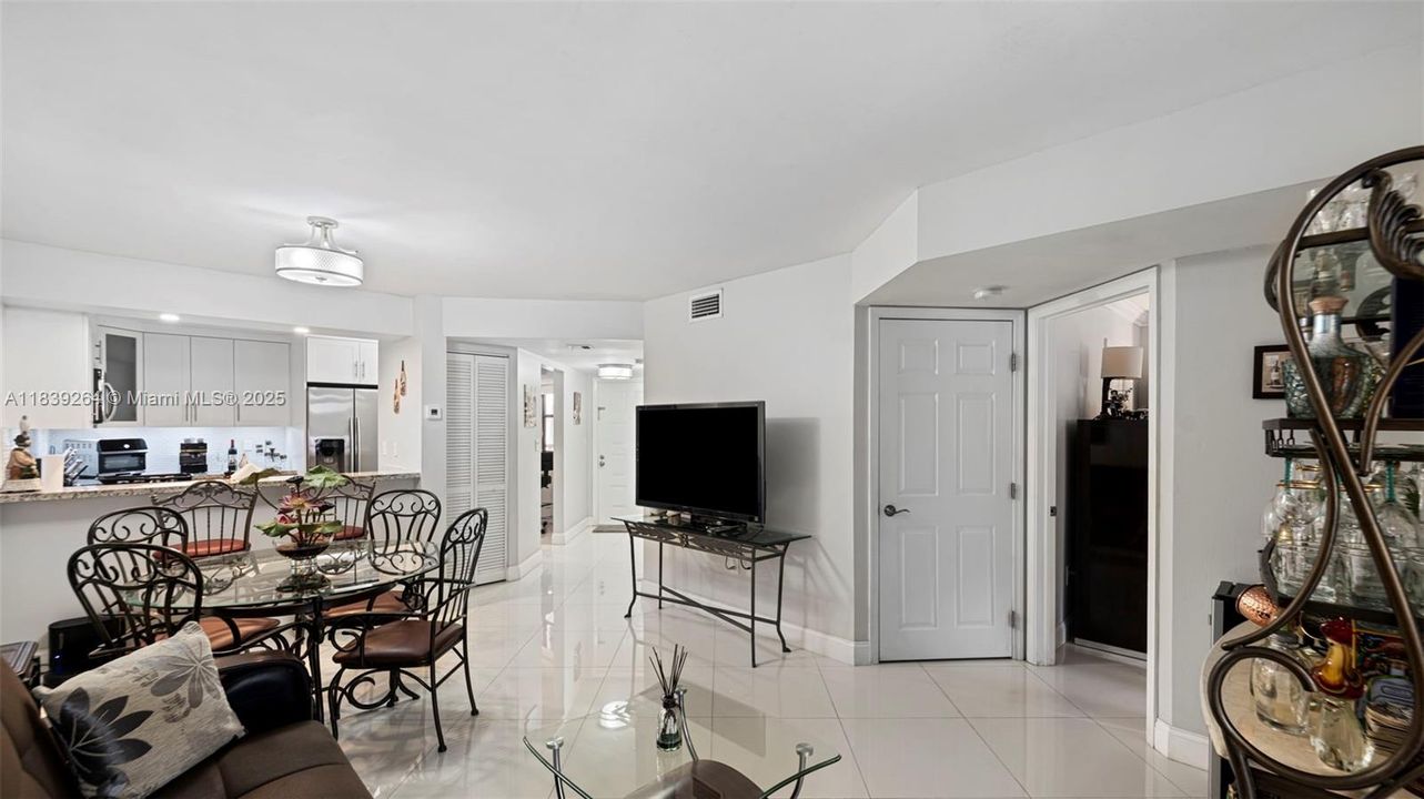 待售: $329,999 (2 贝兹, 2 浴室, 850 平方英尺)