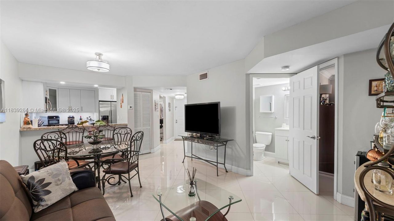 待售: $329,999 (2 贝兹, 2 浴室, 850 平方英尺)